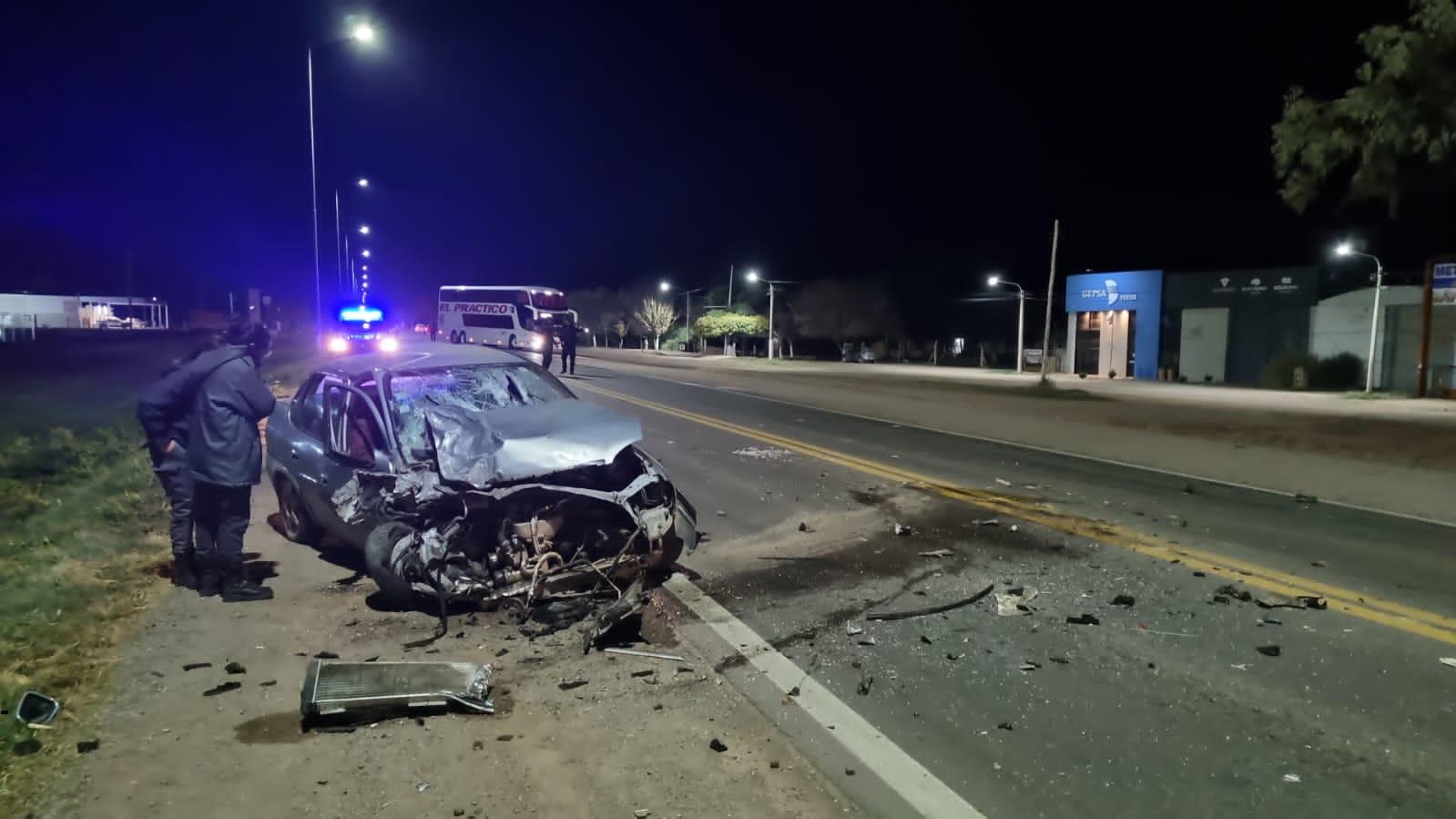 Un colectivo y un auto chocaron de frente en Sinsacate