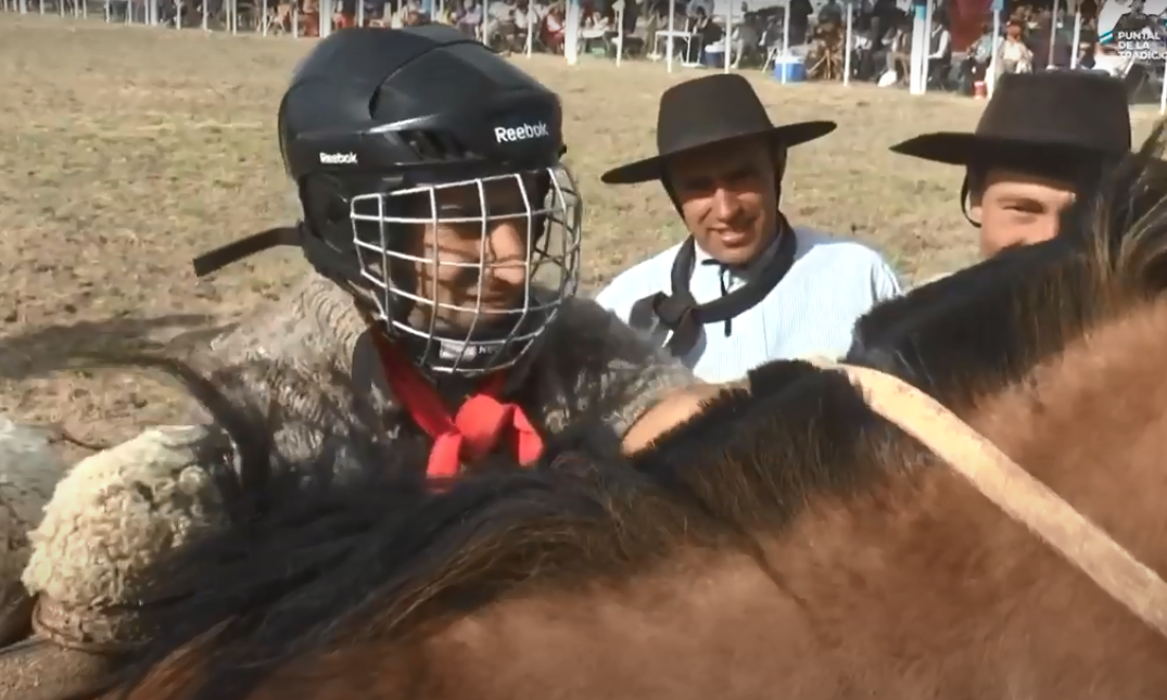 jinete con casco
