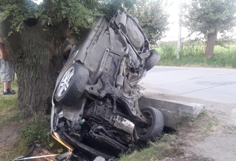 Un joven perdió el control de su auto e impactó contra un árbol