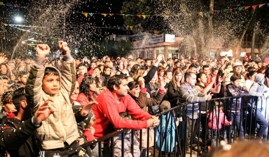 La-barra-en-los-carnavales-de-colonia-caroya-cordoba-2-1100x733