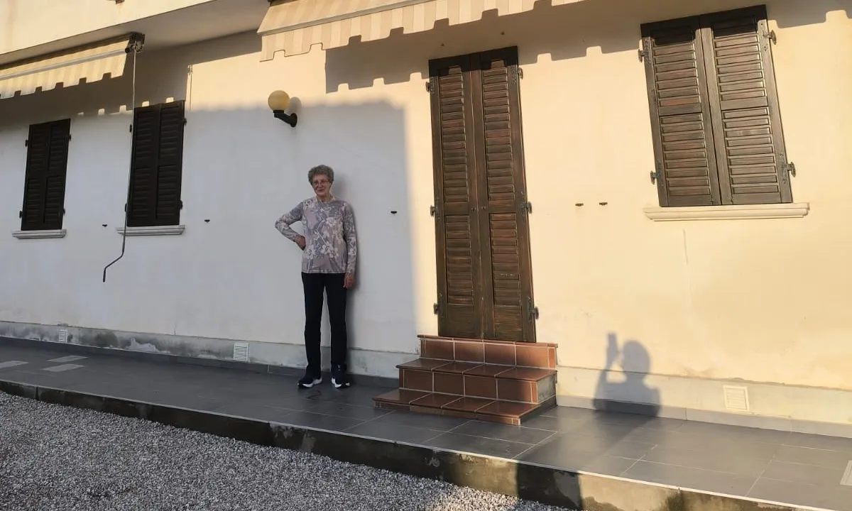 Antonia en la casa donde nació