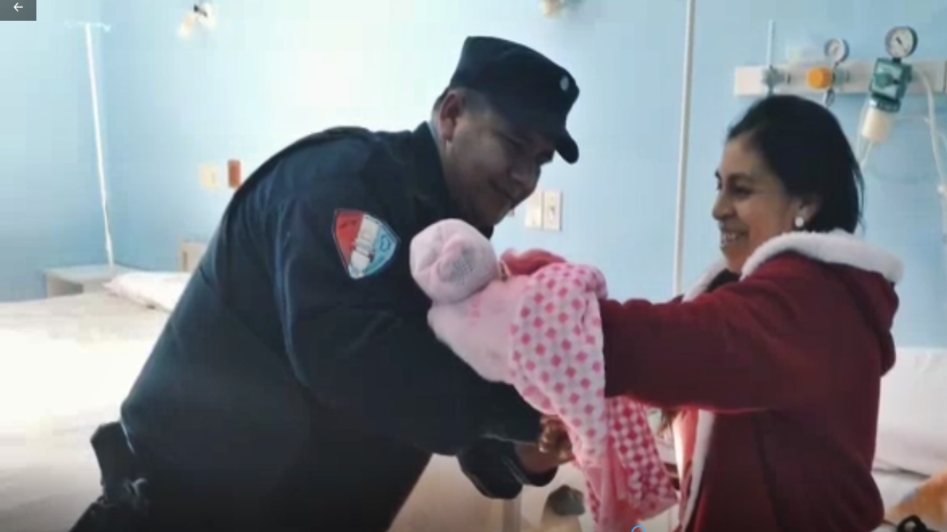 policia y bebe