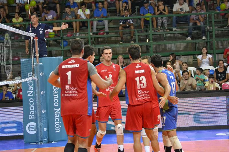 Alianza Voley festejando frente a Lomas Voley