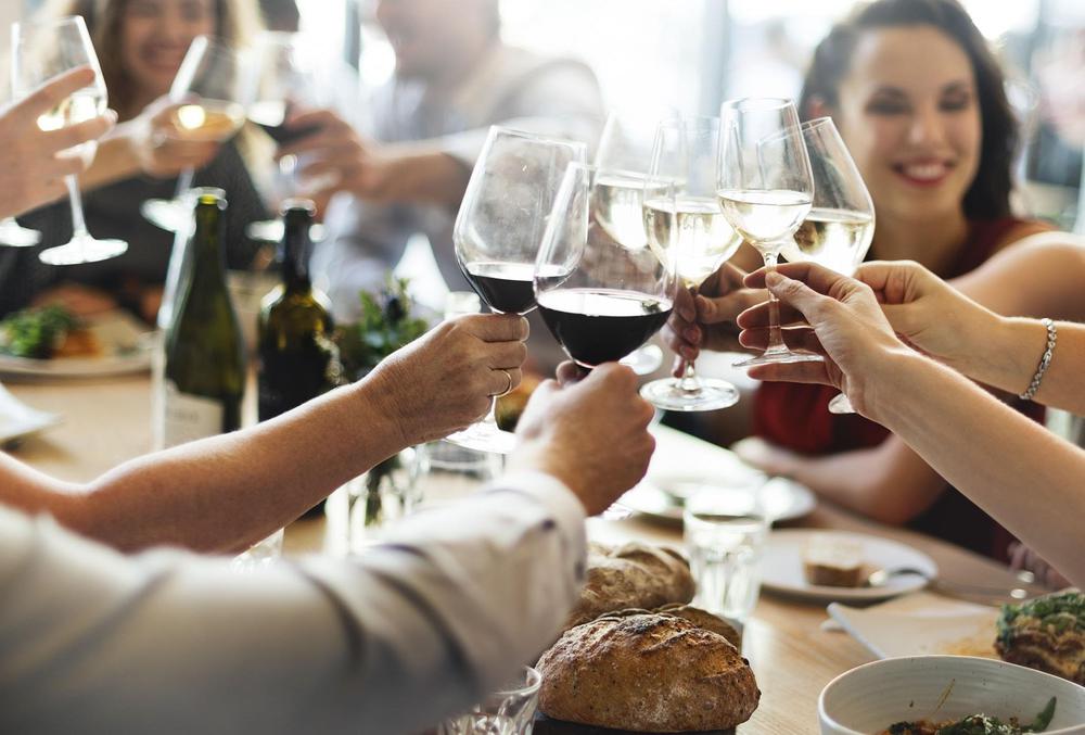 la-costumbre-italiana-de-tomar-vino-en-las-comidas