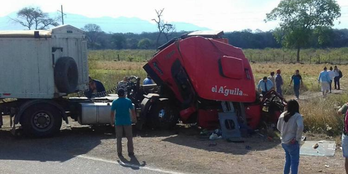Un camión de El Águila chocó en Salta contra un colectivo